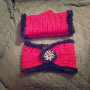 Ear warmer and fingerless gloves. Handmade.